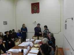 П.А.Покровский вручает мандаты членам ОНК III состава.