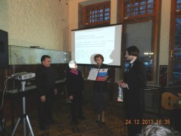 Наталья Ульянова получает награду.