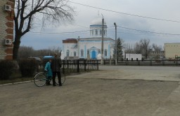 В центре Алексеевки симпатичная церковь.