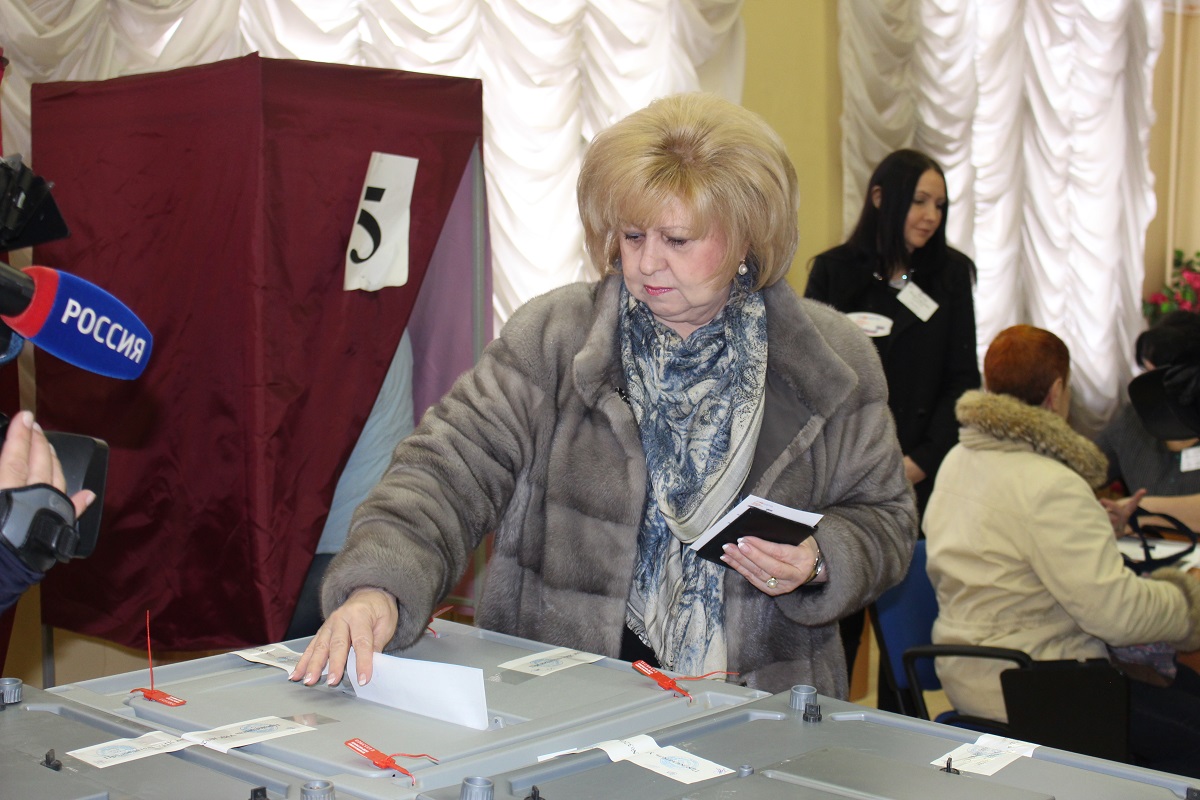 Уполномоченный по правам человека в Самарской области проголосовала на избирательном участке 3203