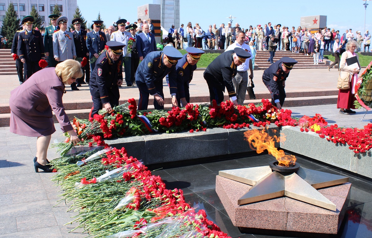 Церемония возложения цветов к Вечному огню и горельефу 