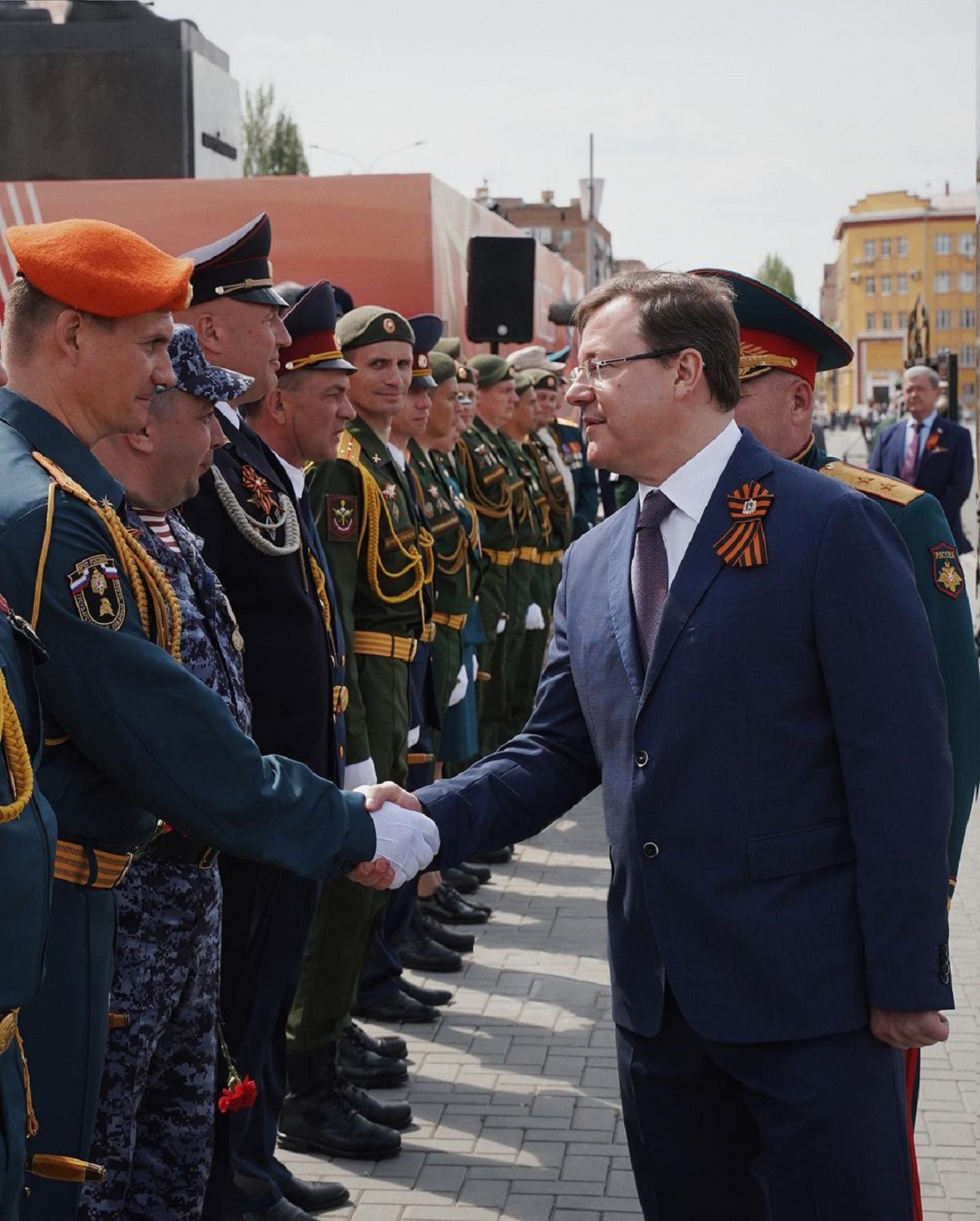 Губернатор Самарской области Дмитрий Азаров приветствует участников Парада 