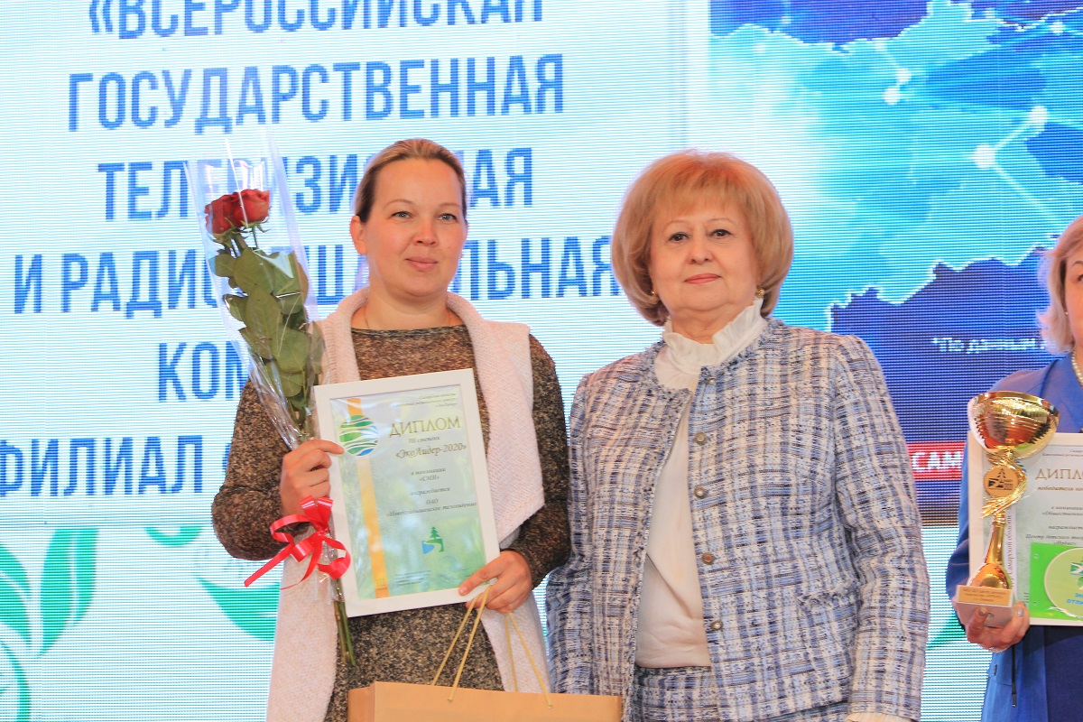 Ольга Гальцова поздравила жителей региона с Днем эколога и вручила активистам памятные награды. 