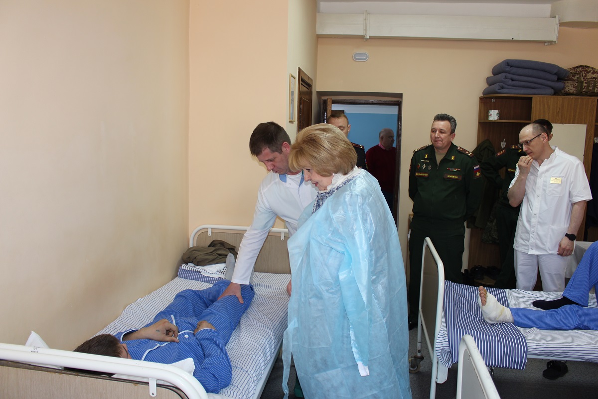 Ольга Гальцова посетила раненых солдат