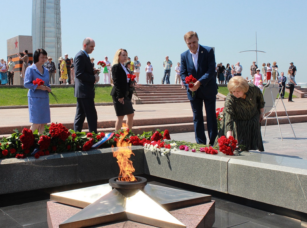 Уполномоченный по правам человека Ольга Гальцова вместе с сотрудниками аппарата возложили цветы к Вечному огню и горельефу «Скорбящей Матери-Родине»
