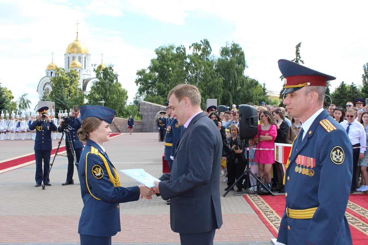 Руководитель аппарата Уполномоченного по правам человека Вадим Стрелков вручил дипломы с отличием выпускникам Самарского юридического института ФСИН