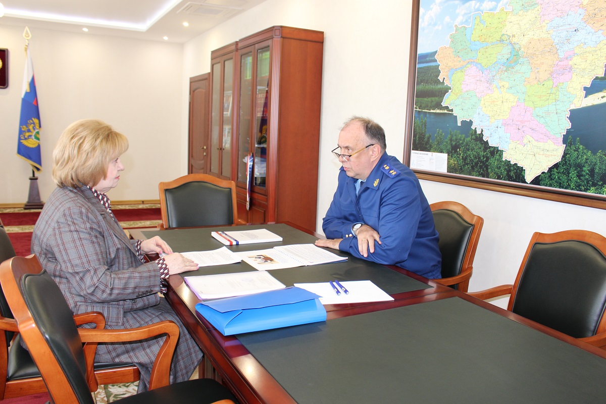 Уполномоченный по правам человека Ольга Гальцова представила прокурору Самарской области Сергею Берижицкому Доклад 