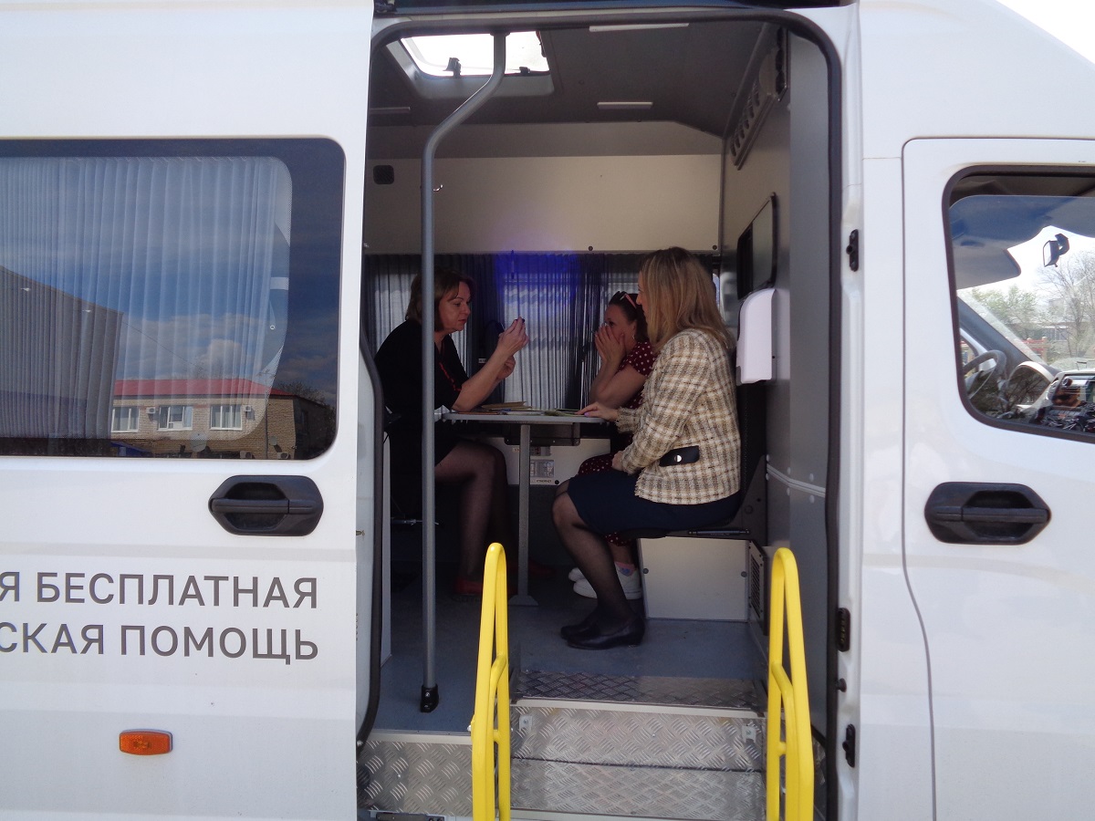 Консультант Екатерина Белозерова провела личный прием граждан в Большечерниговском районе в мобильном офисе Государственного юридического бюро по Самарской области