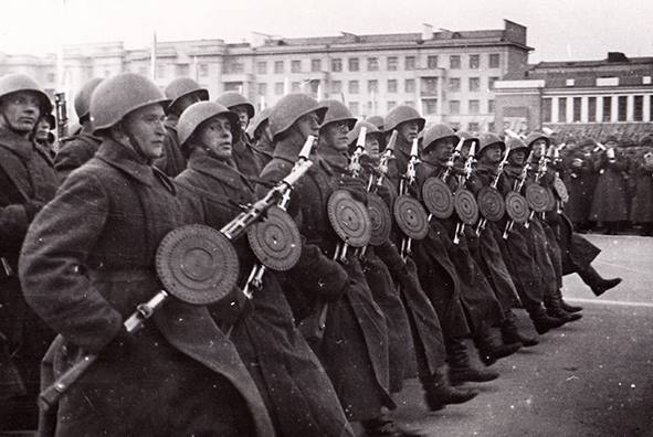 7 ноября - День Октябрьской революции 1917 года и проведения исторического военного парада